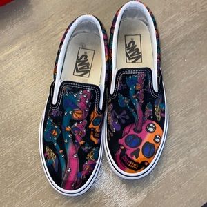 VANS uni-sex slip on Mushroom/Skull shoes (W7.5-M6.0)